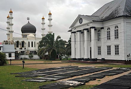 Ahmadiyya Anjuman Isha'at Mosque and the Neveh Shalom Synagogue